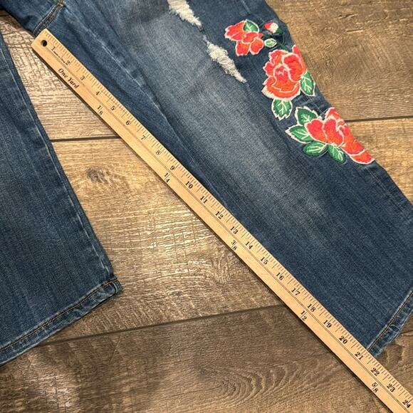 Melissa McCarthy Seven7 Women's Flower Embroidered Distressed Jean Size 14W - Picture 3 of 8